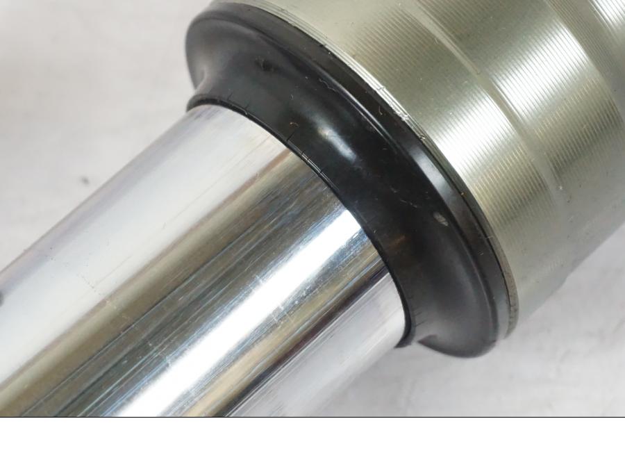 Snett nerifrån på Gaffelben från en Kawasaki ZX-6R -2011 motorcykel.