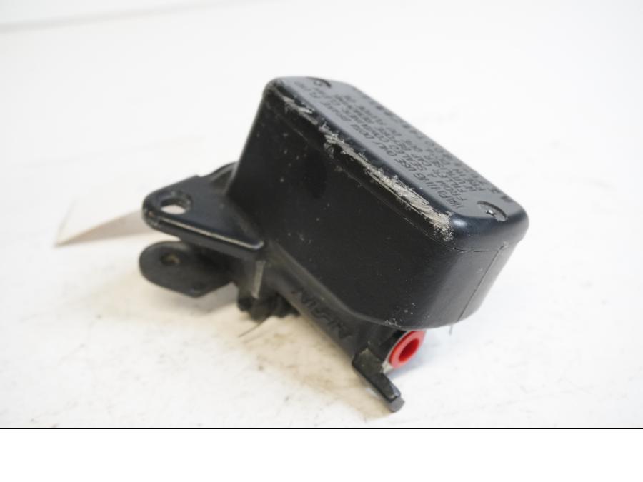 Baksidan på Bromshuvudcylinder från en Honda CBR 600 -2002 motorcykel.