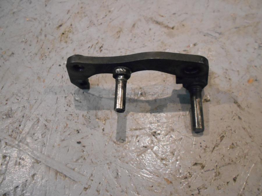 Framsidan på Bromsoksfäste från en Triumph Speedmaster -2010 motorcykel.