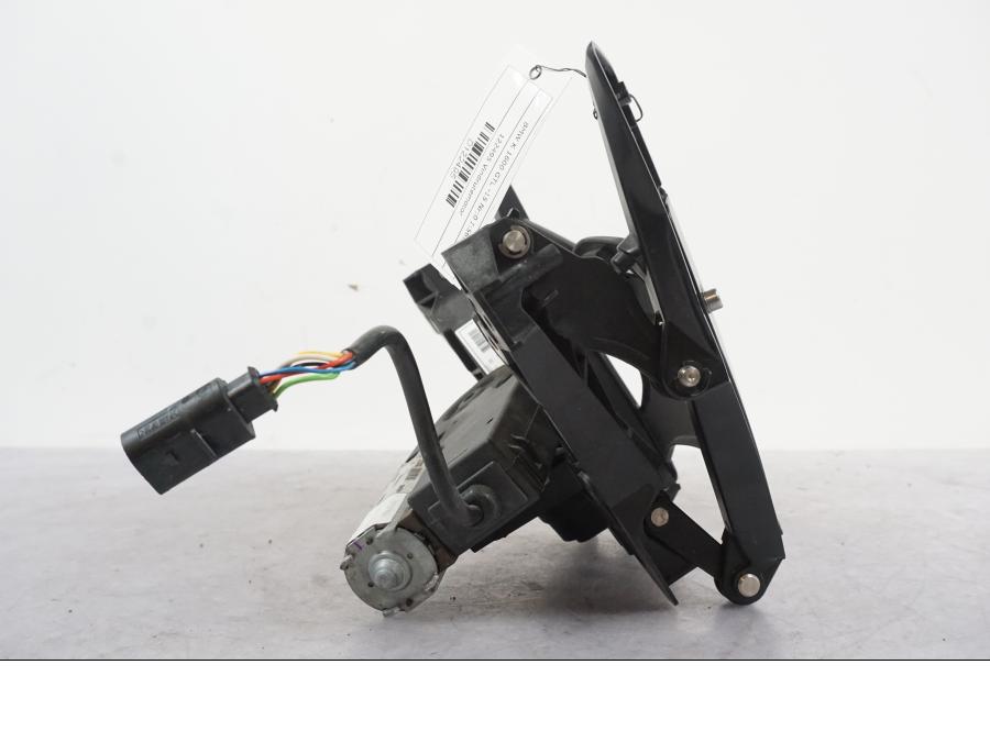 Snett nerifrån på Vindrutemotor från en BMW K 1600 GTL -2015 motorcykel.