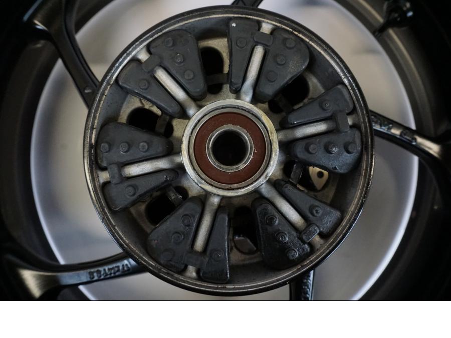 Höger sida på Hjulpaket från en Triumph Trident -2021 motorcykel.