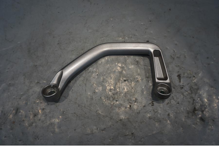 Framsidan på Passagerarhandtag från en Yamaha XT 1200 Z -2011 motorcykel.