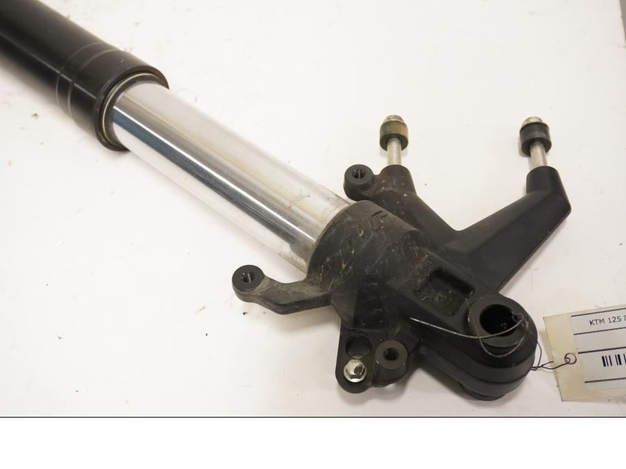 Baksidan på Gaffelben från en KTM 125 Duke -2013 motorcykel.