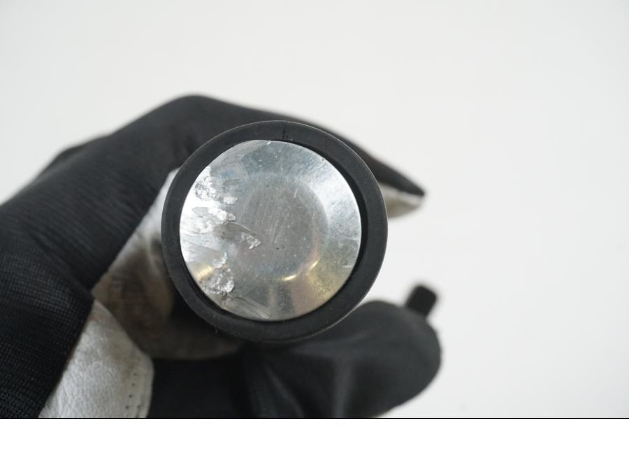 Vänster sida på Fotpinne från en Yamaha XVS 1100 -2003 motorcykel.