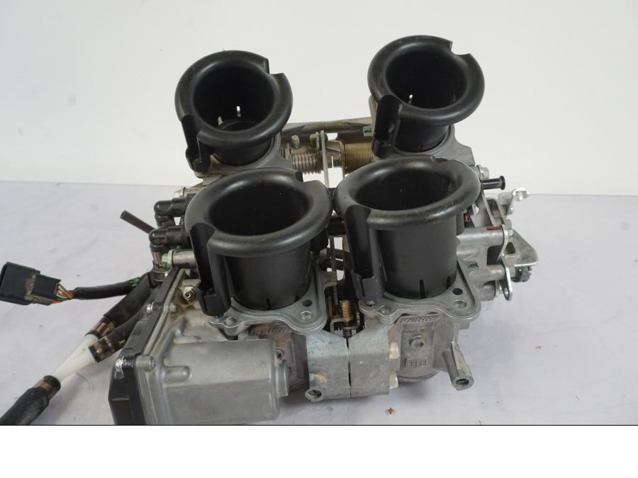 Vänster sida på Spjällhus från en Honda VFR 1200 -2010 motorcykel.