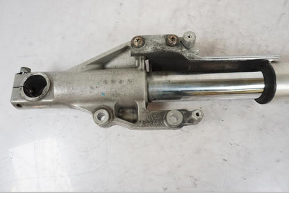 Vänster sida på Gaffelben från en Kawasaki VN 1500 -2003 motorcykel.