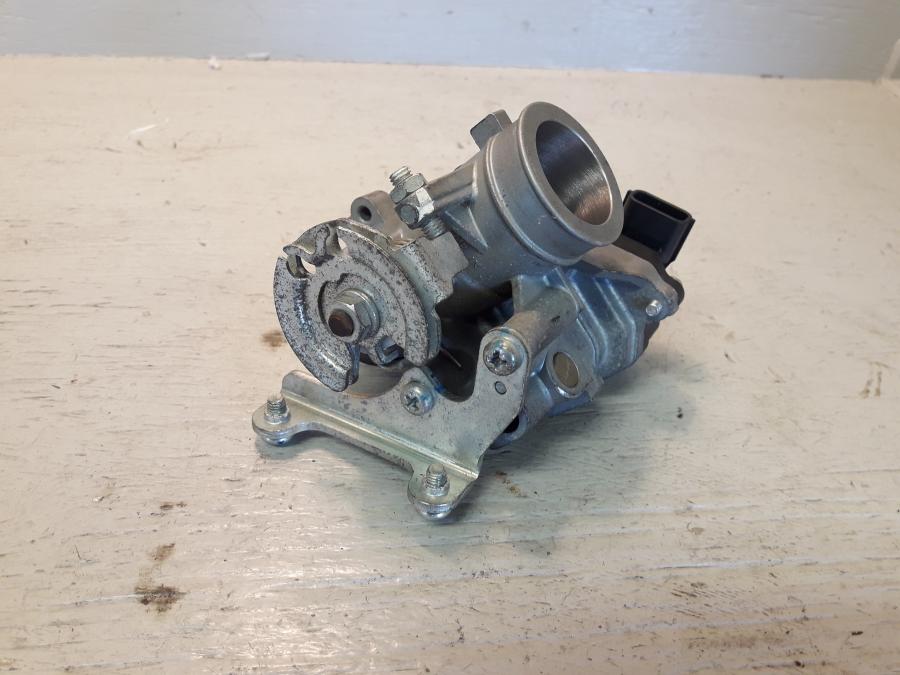 Höger sida på Spjällhus från en Yamaha Cygnus -2007 motorcykel.