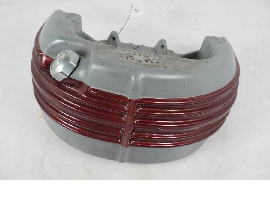 Framsidan på Oljetank från en H-D Softail FXCW Rocker -2008 motorcykel.