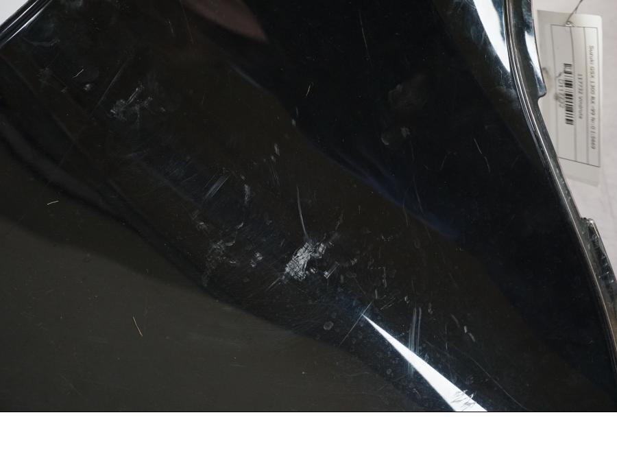 Vänster sida på Vindruta från en Suzuki GSX 1300 RX -1999 motorcykel.