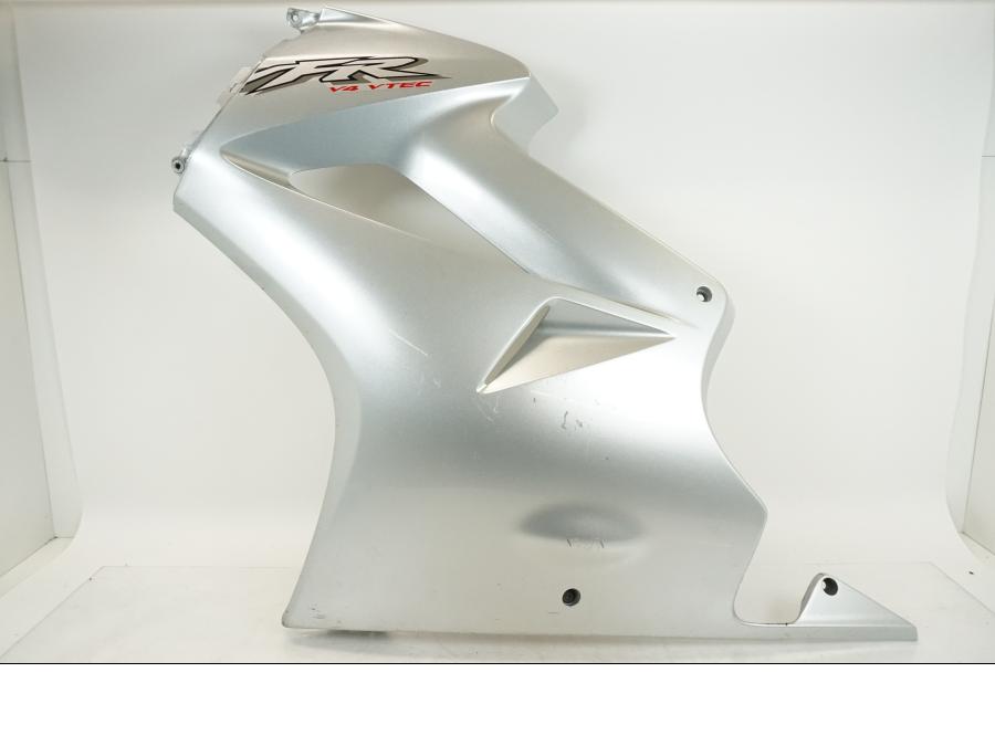 Framsidan på Sidkåpa från en Honda VFR 800 -2003 motorcykel.