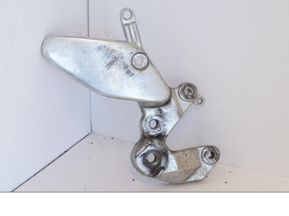 Framsidan på Fotpinnefäste från en Yamaha YZF 1000 R -1997 motorcykel.