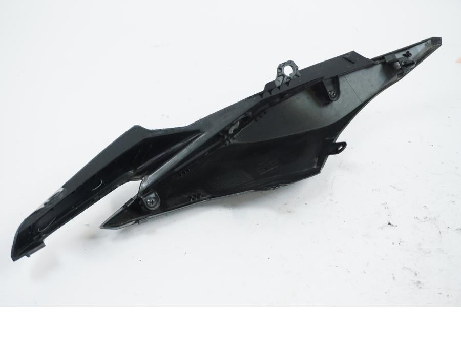 Snett nerifrån på Bakvinge från en Honda CB 650 R -2019 motorcykel.