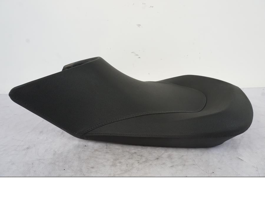 Vänster sida på Sadel från en KTM 690 Duke -2014 motorcykel.