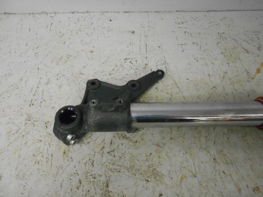 Vänster sida på Gaffelben från en Triumph Tiger 800 -2016 motorcykel.