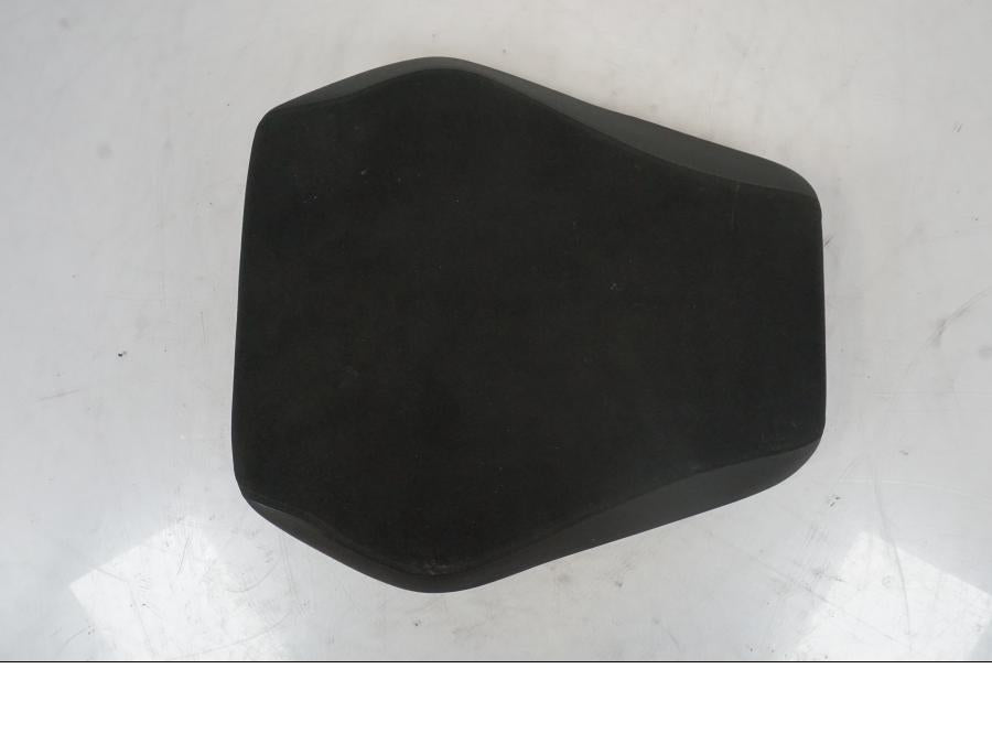 Höger sida på Sadel från en KTM 1290 Super Duke R -2023 motorcykel.