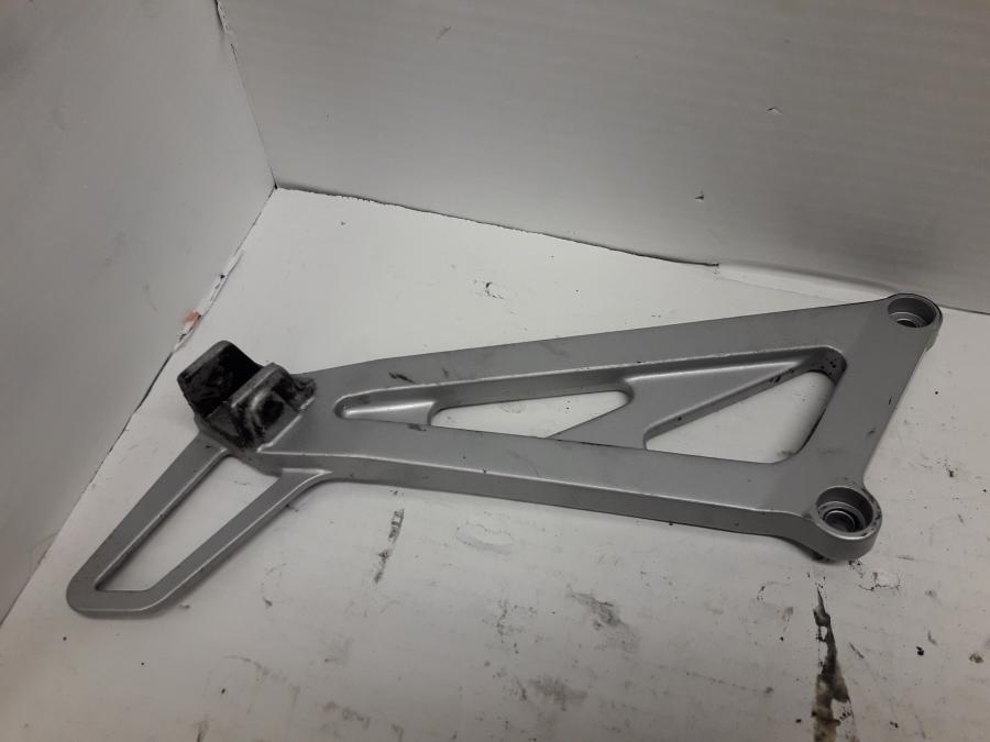 Framsidan på Fotpinnefäste från en Kawasaki KLE 500 -2001 motorcykel.