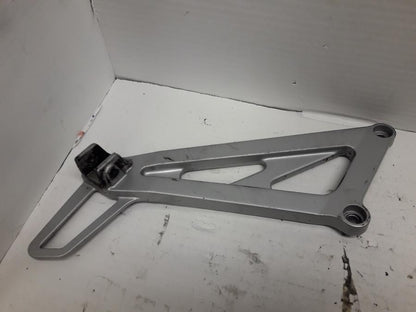 Framsidan på Fotpinnefäste från en Kawasaki KLE 500 -2001 motorcykel.