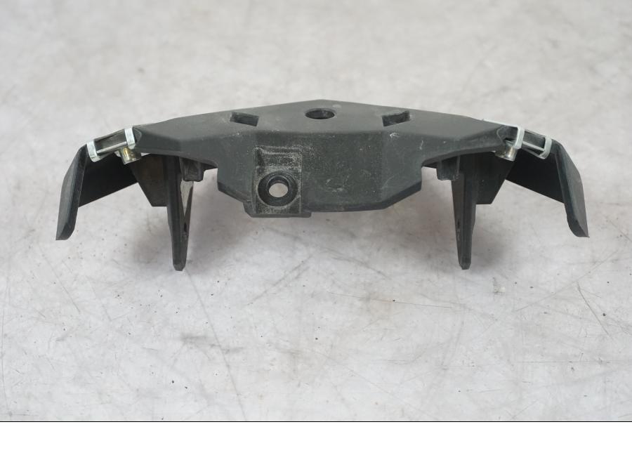 Höger sida på Vindrutefäste från en BMW F 800 R -2018 motorcykel.