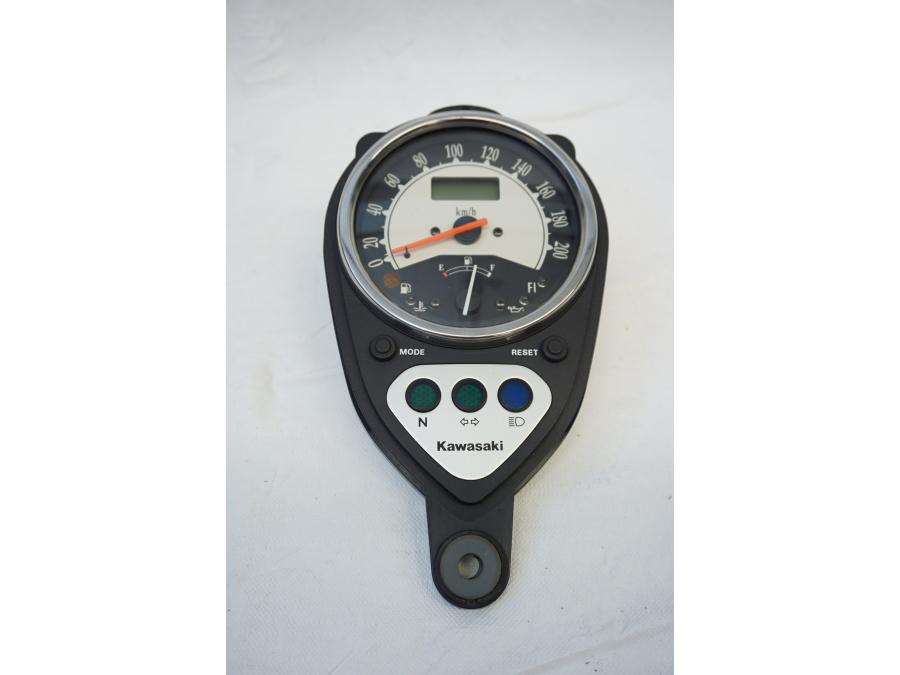 Framsidan på Instrumentpanel från en Kawasaki VN 900 -2006 motorcykel.