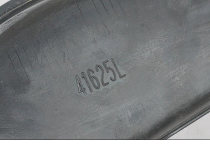 Snett uppifrån på Bakskärmskromstag från en Suzuki VZR 1800 -2009 motorcykel.