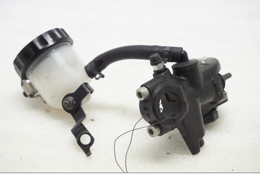 Baksidan på Bromshuvudcylinder från en Kawasaki ZX-10R -2008 motorcykel.