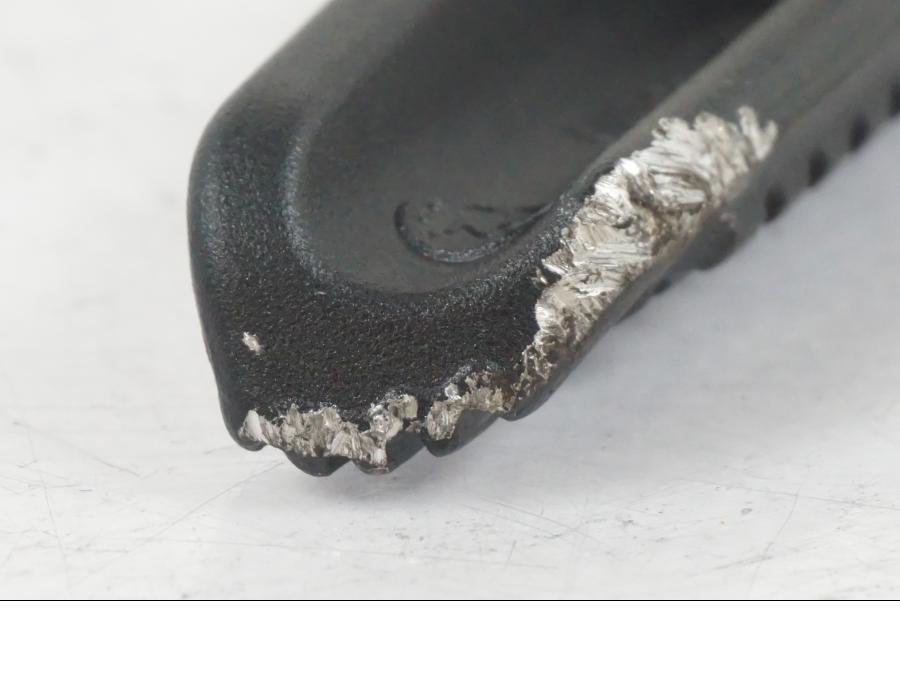 Snett nerifrån på Fotpinne från en KTM 1290 Super Duke R EVO -2023 motorcykel.