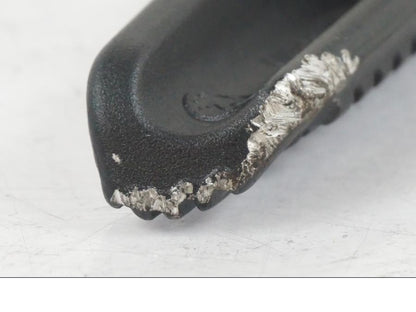 Snett nerifrån på Fotpinne från en KTM 1290 Super Duke R EVO -2023 motorcykel.