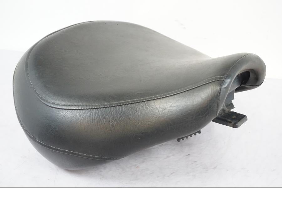 Framsidan på Sadel från en Suzuki VL 800 -2002 motorcykel.