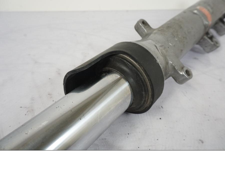 Vänster sida på Gaffelben från en Honda VFR 750 -1994 motorcykel.