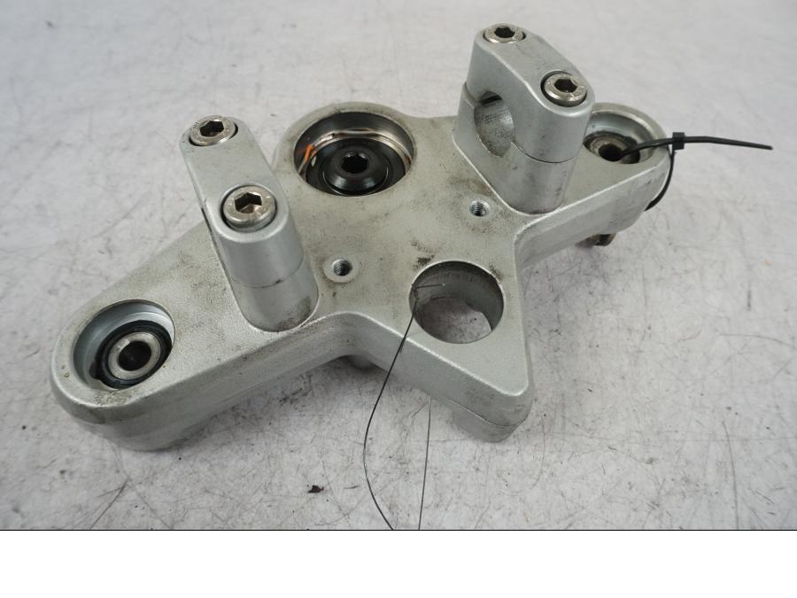 Framsidan på Gaffelkrona från en BMW R 850 R -2004 motorcykel.