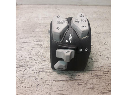 Framsidan på Styrelreglage från en Ducati Multistrada 1260 -2019 motorcykel.