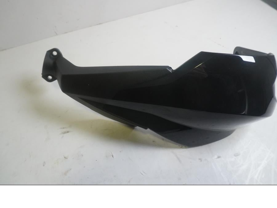 Baksidan på Handskydd från en KTM Duke 125 -2011 motorcykel.