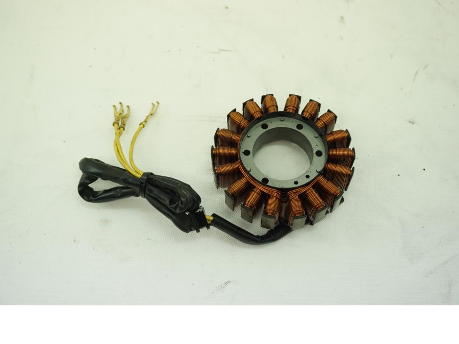 Baksidan på Generator från en Honda VFR 1200 -2012 motorcykel.