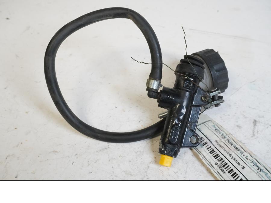 Framsidan på Bromshuvudcylinder från en KTM 125 Duke -2014 motorcykel.