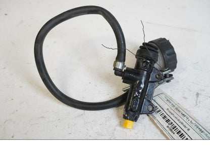 Framsidan på Bromshuvudcylinder från en KTM 125 Duke -2014 motorcykel.