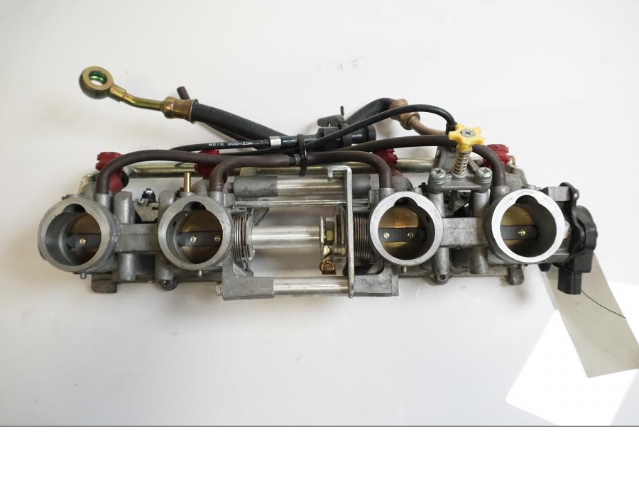 Framsidan på Spjällhus från en Honda CB 1300 F -2004 motorcykel.