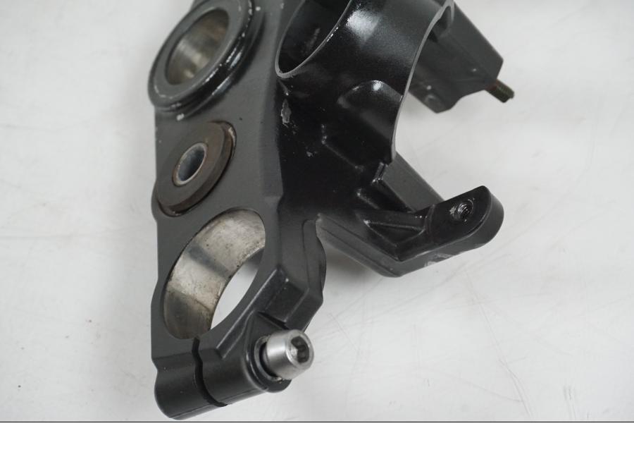 Snett nerifrån på Gaffelkrona från en Kawasaki Z 750 -2006 motorcykel.