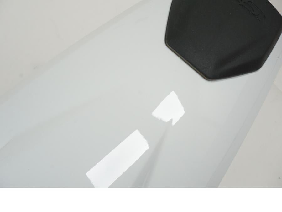 Snett uppifrån på Bensintankskåpa från en BMW R 1250 GS -2023 motorcykel.