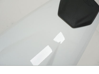 Snett uppifrån på Bensintankskåpa från en BMW R 1250 GS -2023 motorcykel.