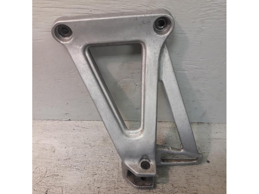 Framsidan på Fotpinnefäste från en Yamaha XTZ 750 -1995 motorcykel.