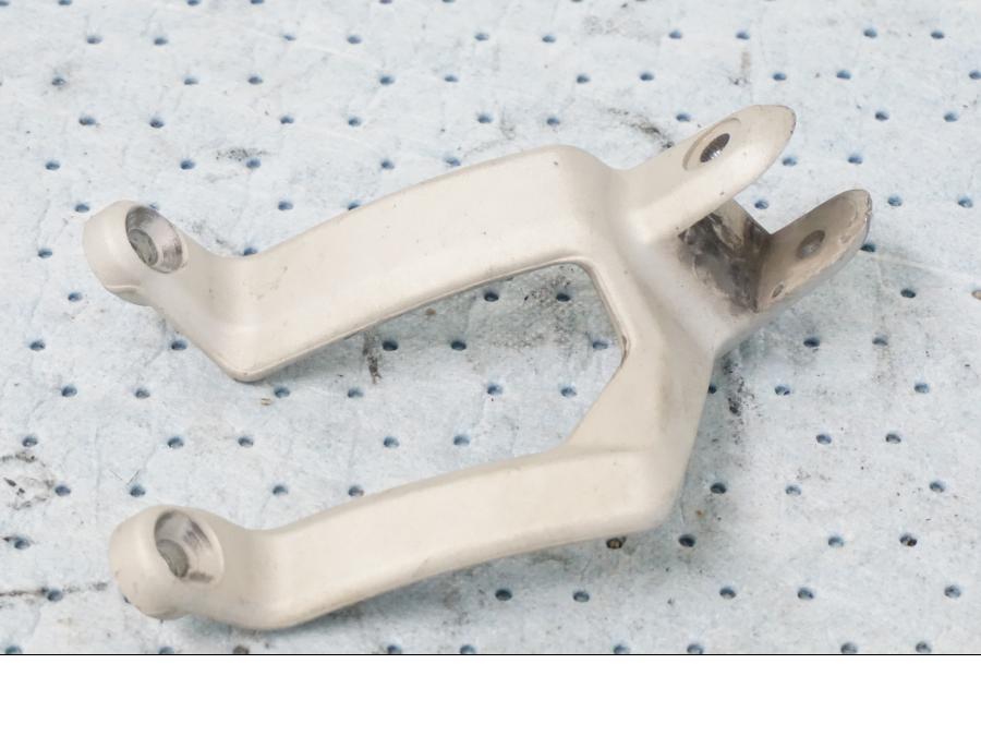 Höger sida på Fotpinnefäste från en KTM 690 Duke -2008 motorcykel.