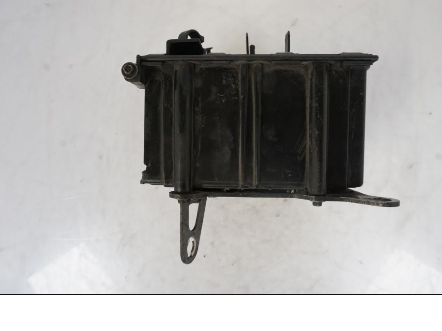 Snett nerifrån på Batterihållare från en KTM 990 Super Duke -2006 motorcykel.