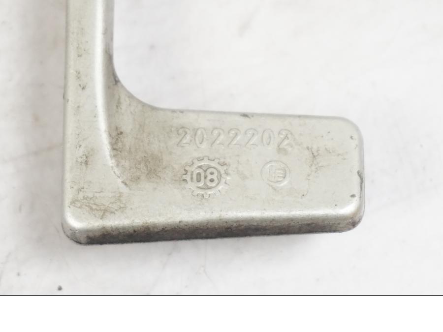 Snett nerifrån på Bromspedal från en Triumph Tiger -2009 motorcykel.