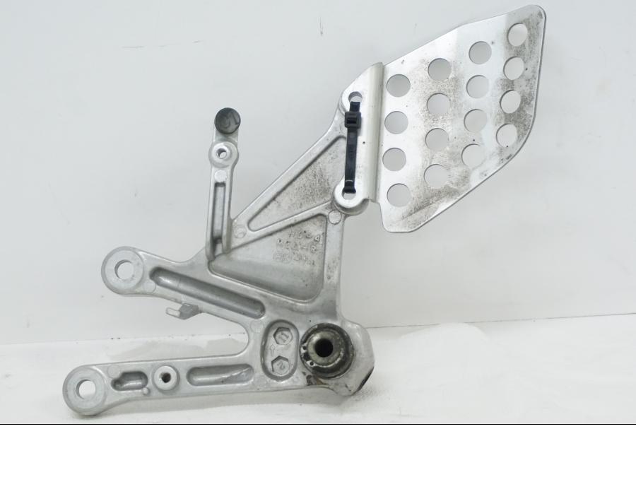 Baksidan på Fotpinnefäste från en Honda CBR 1000 RR -2005 motorcykel.