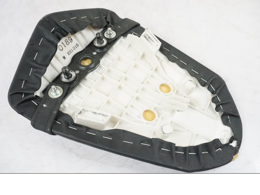 Snett uppifrån på Sadel från en Kawasaki ZX-6R -2011 motorcykel.