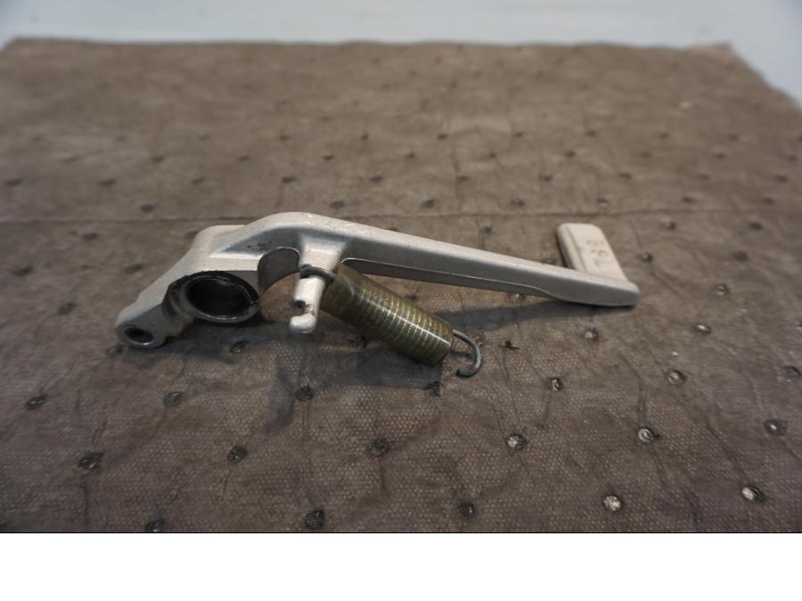 Baksidan på Bromspedal från en Yamaha YZF R6 -2003 motorcykel.