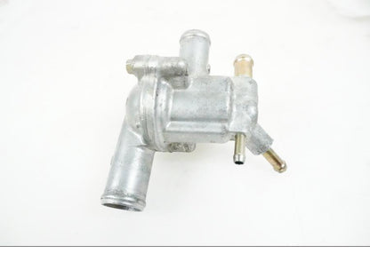 Snett uppifrån på Vattentermostathus från en Honda VFR 800 -2005 motorcykel.