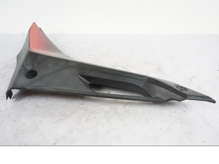 Baksidan på Sidopanel från en Yamaha YZF-R 125 -2008 motorcykel.