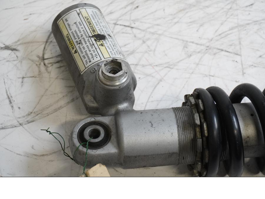 Baksidan på Stötdämpare från en Kawasaki ZX-6R -2002 motorcykel.