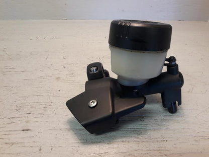 Baksidan på Bromshuvudcylinder från en BMW K 1200 S -2008 motorcykel.